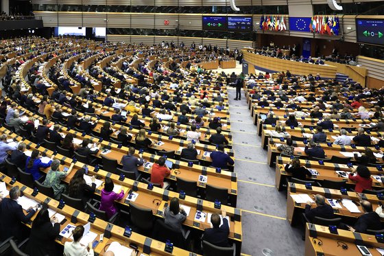 지난달 10일 유럽의회 의원들이 브뤼셀에서 열린 유럽의회 본회의에 참석해 투표에 참여하고 있다. AP=연합뉴스