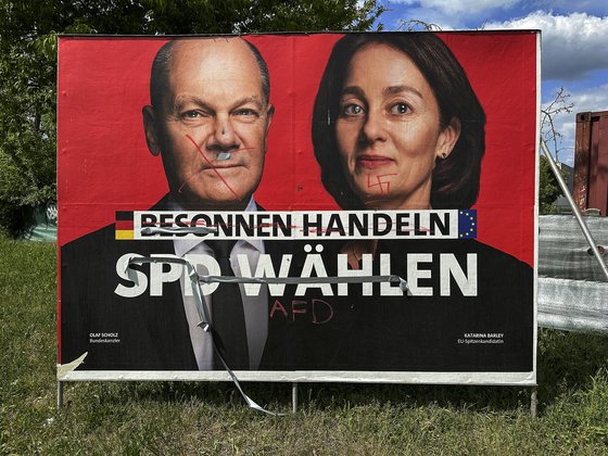 지난 10일 독일 코트부스에서 올라프 숄츠 독일 총리와 카타리나 발리 유럽의회 부의장 사진이 담긴 독일 사회민주당(SPD) 포스터가 훼손됐다. 누군가 AfD라고 적기도 했다. 유럽의회 선거를 앞두고 독일에선 선거 포스터 훼손 사례가 늘고 있다. EPA=연합뉴스