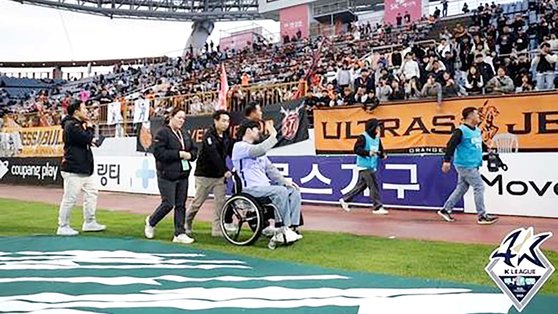 은퇴식에서 그라운드 돌며 팬들에게 인사 중인 유연수 선수. 사진 한국프로추구연맹