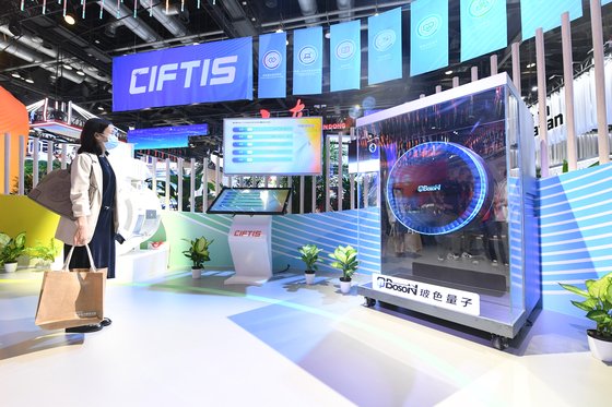 2023년 9월 베이징에서 열린 2023 중국 국제 서비스 무역 박람회(CIFTIS)에 전시된 양자 컴퓨터. 신화=연합뉴스