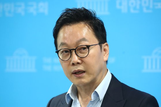 지난 12일 정봉주 더불어민주당 최고위원 후보는 오전 서울 여의도 국회 소통관에서 가진 기자회견에서 "'이재명팔이'하며 실세 놀이하는 무리들을 당의 단합을 위해 뿌리뽑겠다"고 말했다. 뉴스1