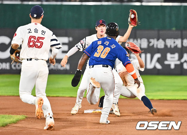 [OSEN=부산, 이석우 기자] 27일 부산 사직야구장에서 2024 신한 SOL 뱅크 KBO 리그 롯데 자이언츠와 한화 이글스의 경기가 열렸다. 한화 페라자가 4회초 무사 1루 장진혁의 투수 번트에 2루로 향하다 협살 당하고 있다. 2024.08.27 / foto0307@osen.co.kr