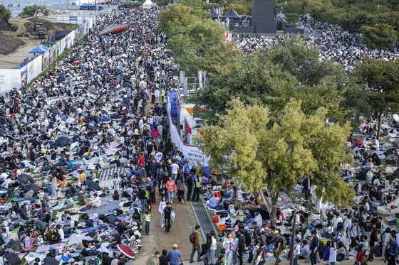 5일 서울 영등포구 여의도한강공원이 2024 서울세계불꽃축제를 찾은 관람객들로 붐비고 있다. 뉴시스