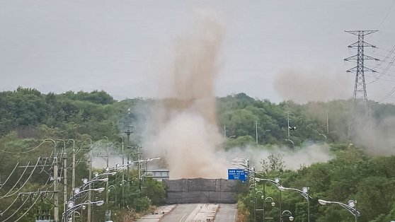 북한이 15일 경의선·동해선 남북 연결도로 군사분계선(MDL) 북쪽 일부 구간을 폭파했다. 이날 군 CCTV에 잡힌 경의선 도로 폭파 장면. [사진 합참]