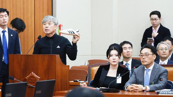 피터 곽(오른쪽 앉아 있는 남성) 아디다스코리아 대표와 김정중(왼쪽) 아디다스점주협의회장. 연합뉴스