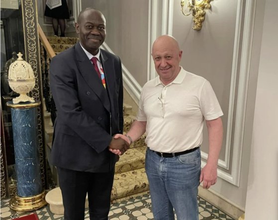 In July of last year, Yevgeny Prigozhin (right), head of the Wagner Group, appeared at a side event of the Russia-Africa Summit held in St. Petersburg, Russia and took a photo with a member of the Central African Republic delegation. Photo Wagner Group personnel Dmitry City Facebook capture