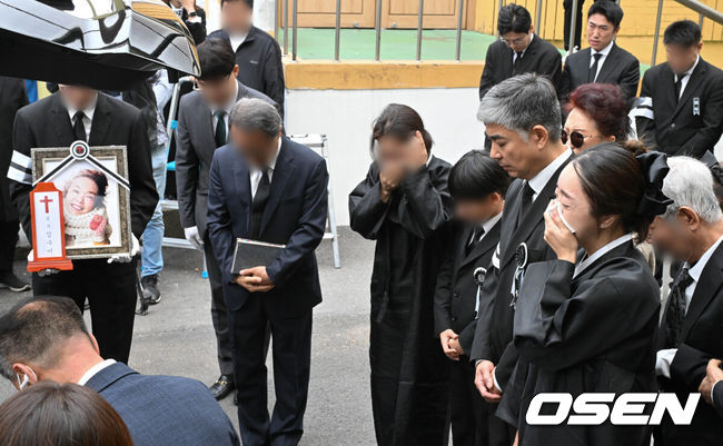 [OSEN=조은정 기자] 고(故) 김수미의 발인식이 27일 오전11시 서울 성동구 한양대병원 장례식장에 엄수됐다. 고인의 비보는 지난 25일에 전해졌다. 이날서울 서초경찰서에 따르면 故 김수미는 이날 오전 8시께 심정지가 발생해 서초구 가톨릭대학교 서울성모병원으로 이송됐으나 결국 사망 판정을 받았다.故김수미의 발인식이 엄수된 가운데 가족들이 마지막을 배웅하고 있다. 2024.10.27 /cej@osen.co.kr