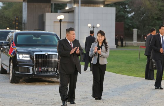 북한 노동당 기관지 노동신문은 11일 "조선노동당 창건 79주년 경축공연이 지난 10일 당 중앙간부학교에서 성대히 진행됐다"며 공연에 참석한 김정은 당 총비서와 주애의 사진을 보도했다. 뉴스1