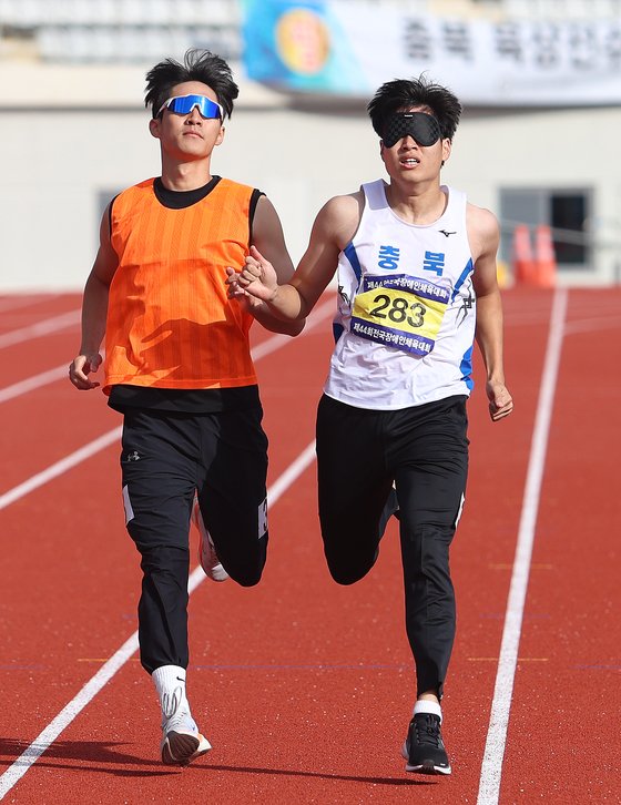 Kim Chorong (right) won the Rookie of the Year Award by winning three gold medals in track and field at the 44th National Sports Festival for the Disabled. Photo: Korea Sports Association for the Disabled