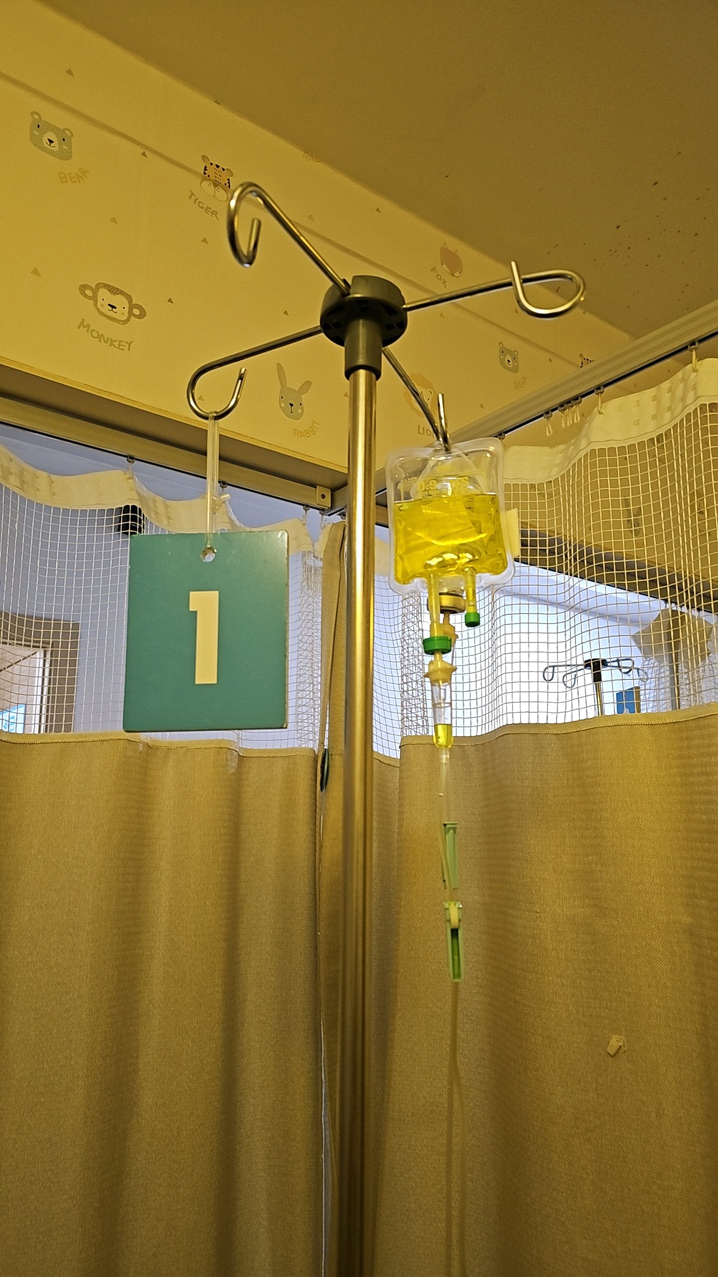 Nutrient solution injection hanging in the IV injection room of a clinic in Gyeonggi-do. Non-covered ‘amino acid injection’ was priced at 100,000 won. Reporter Jeong Jong-hoon