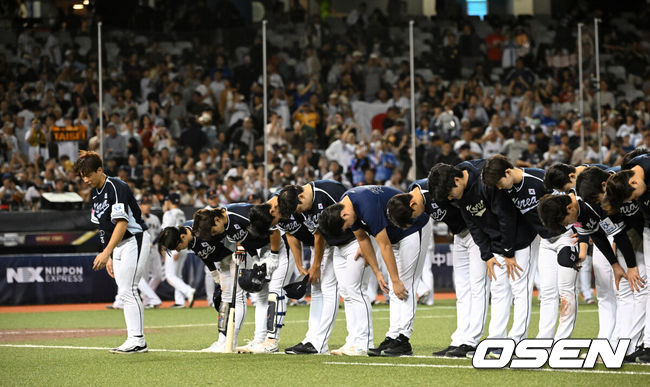 [OSEN=타이베이(대만), 이대선 기자]        The Korean national football team was once again unable to overcome the Japanese wall. the Taipei Dome in Taipei, Taiwan on the 15th After the game, the football team greets the audience. 2024.11.15 /sunday@osen.co.kr