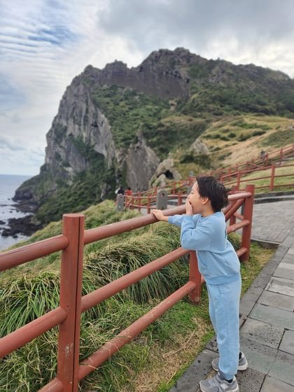 한율이와 엄마 김아인 씨는 지난 8~11일 단둘이 제주 여행을 다녀왔다. 한율이는 엄마 손을 잡고 성산일출봉에 올랐다. 김아인씨 제공