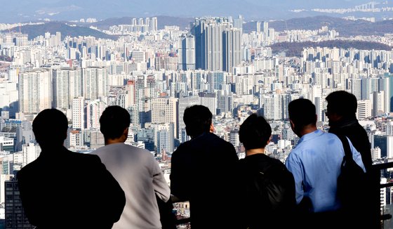 지난 18일 오후 서울 중구 남산에서 바라본 서울 시내 주택과 아파트 단지의 모습. 연합뉴스