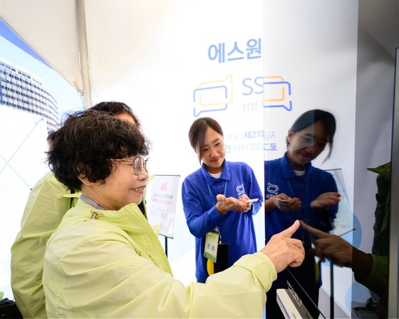 삼성 시니어 디지털 아카데미에서 디지털 기기를 체험하고 있는 노인들. 에스원