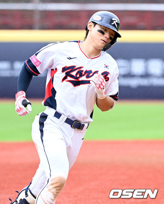 [OSEN=타이베이(대만), 이대선 기자]    On the afternoon of the 18th, the 2024 World Softball Confederation (WBSC) Group B Major 12 match between Korea and Australia was held at the Tienmu Stadium in Taipei, Taiwan, Korea out Go Young-pyo was selected as the starter for Game 5, and Australia selected Timothy Atherton. 2024.11.18 /sunday@osen.co.kr