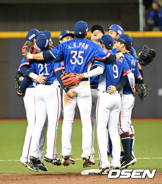 [OSEN=타이베이(대만), 이대선 기자]    Nothing could save the number of cases that Korea had hoped for. Korea, who had been to the finals of two consecutive tournaments, were prevented from advancing to the grand final as Japan beat Cuba in a close game and Taiwan defeated Australia Taiwan won the '2024 World Baseball Softball Confederation (WBSC)' held at the Taipei Dome in Taipei, Taiwan on the 17th. In the 4th match of Group B in the opening round of the 'Premier 12' against Australia, they won 11-3 that Korea will be eliminated in the opening round regardless of the result of the match against Australia on the 18th. After the game, Taiwanese players share the joy of victory. 2024.11.17 /sunday@osen.co.kr