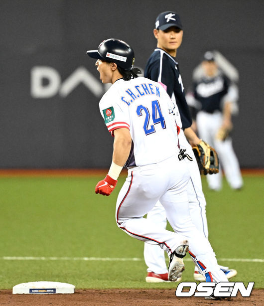 [OSEN=타이베이(대만), 이대선 기자]    Ryu Joong-il, who prided himself on being in a better mood than any other national team, suffered a shock defeat in the first match of the Top 12 Group B group stage of the Korean national football team, led by coach Ryu Joong-il, against Taiwan in the group stage of the 2024 WBSC Premier 12 Group B held at the Taipei Dome in Taipei, Taiwan on the 13th two rounds of the second base, Taiwan's Chen Jieshuen celebrates after hitting a two-run home run. 2024.11.13 /sunday@osen.co.kr