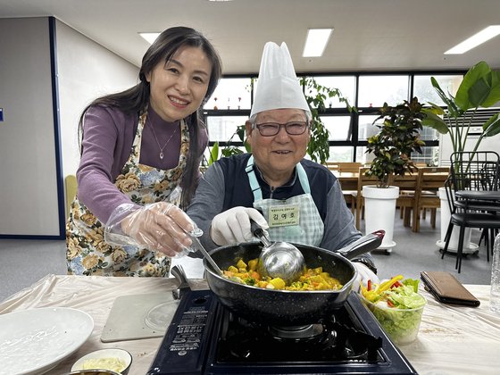 지난 15일 제주시 애월읍 제주원광재가노인복지센터에서 만난 김미순(59·대상) 제주도 노인요양팀장이 지역 노인과 함께 요리를 만들고 있다. 최충일 기자