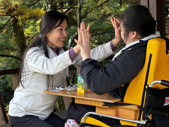 지난 15일 제주시 애월읍 창암재활원에서 만난 김미순(59·대상) 제주도 노인요양팀장이 재활원생을 돌보고 있다. 최충일 기자