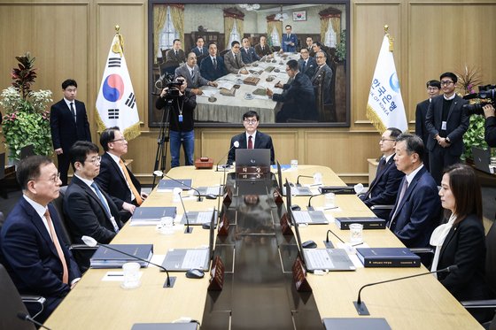 28일 오전 서울 중구 한국은행 본점에서 열린 2024년 11월 통화정책방향 금융통화위원회. 사진 한국은행