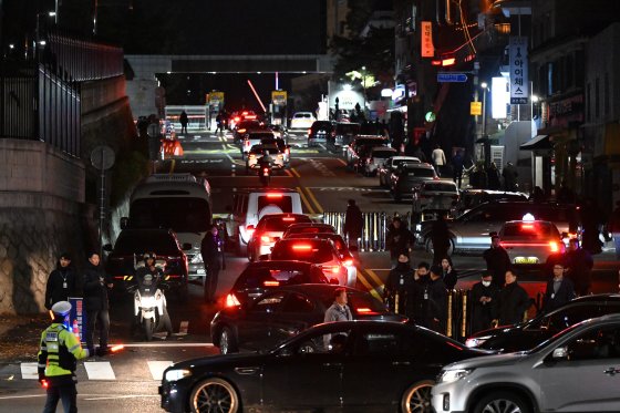 4일 자정 서울 용산 대통령실 입구에 대통령실로 들어가려는 차량들이 줄지어 서 있다. 사진 대통령실사진기자단 