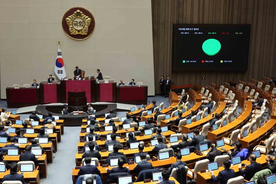 시민들 한때 패닉, 계엄해제 결의안 가결되자 환호