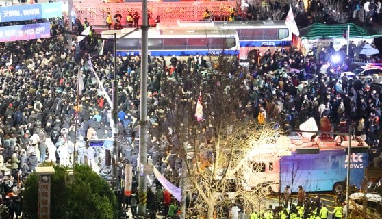 윤석열 대통령이 비상계엄을 선포한 가운데 4일 새벽 서울 여의도 국회 앞으로 시민 수천명이 계엄 해제를 요구하며 모였다. 연합뉴스