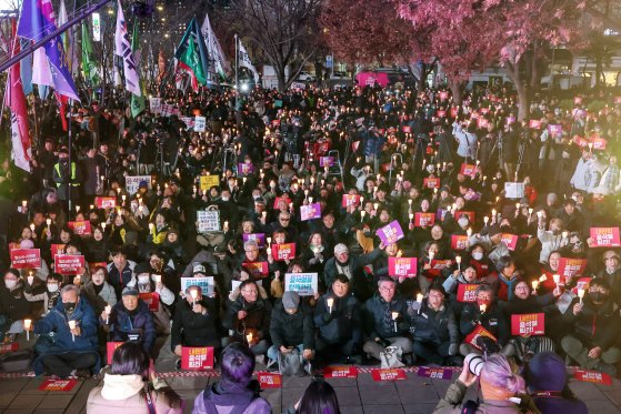 전국민중행동 등의 주최로 4일 오후 서울 종로구 동화면세점 앞에서 열린 촛불집회에서 참가자들이 “윤석열 퇴진” 구호 등을 외치고 있다. 집회를 마친 이들은 남영동까지 행진한 뒤 해산했다. [뉴스1]