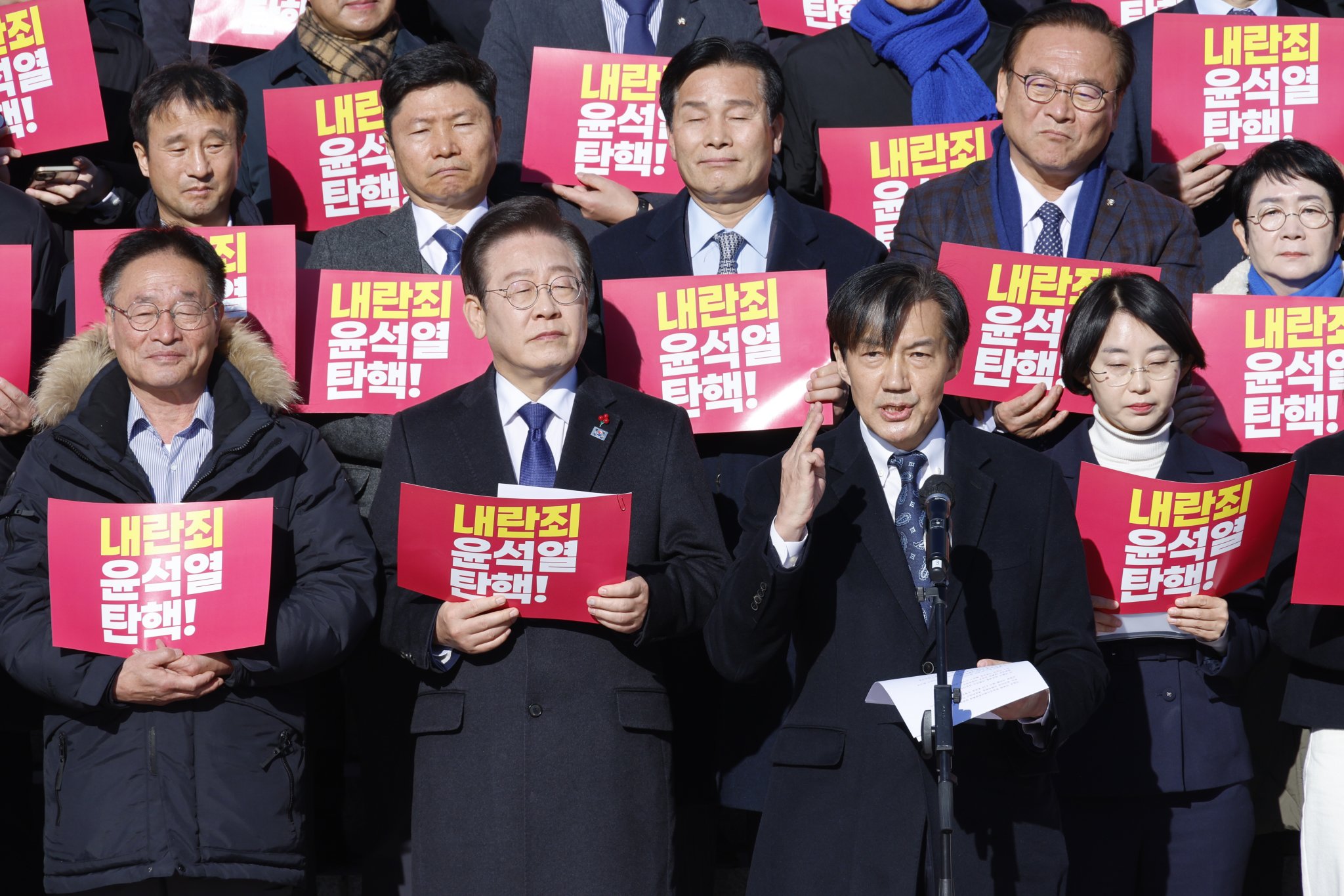 조국 조국혁신당 대표가 6일 서울 여의도 국회 본청 계단에서 열린 내란 동조 국민의힘 규탄 및 탄핵소추안 가결 촉구 제 시민사회 및 야5당 공동기자회견에서 발언하고 있다. 왼쪽은 이재명 더불어민주당 대표. 뉴스1