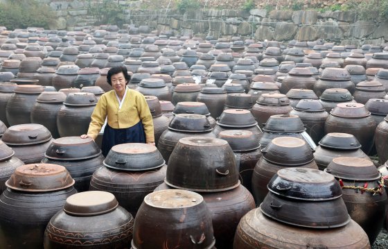 기순도 대한민국전통식품명인(제35호)이 사는 종가 마당에는 장을 담은 1200여 개 항아리가 가지런히 놓여 있다. [연합뉴스]