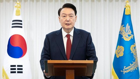 14일 윤석열 대통령이 2차 탄핵소추안이 가결된 후 관저에서 대국민담화를 하고 있다 /2024.12.14. [대통령실]