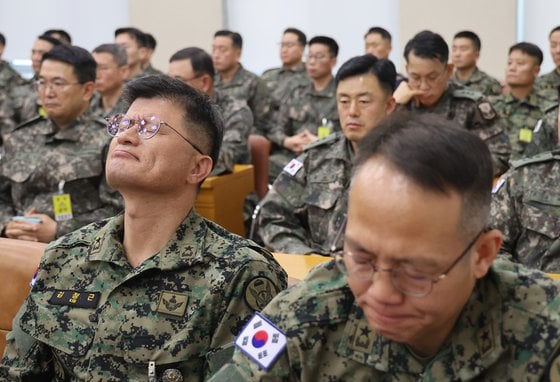 지난 10일 오후 국회 국방위원회 전체회의에서 이상현 1공수여단장을 비롯한 군 장성들이 계엄 당시 군에 대한 질타가 이어지자 침통한 표정을 짓고 있다. 연합뉴스