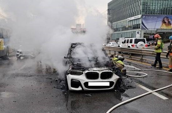 경기 성남시 분당구의 한 도로에서 신호대기 중 원인을 알 수 없는 불이 나 타버린 BMW 차량. 사진 경기도소방재난본부