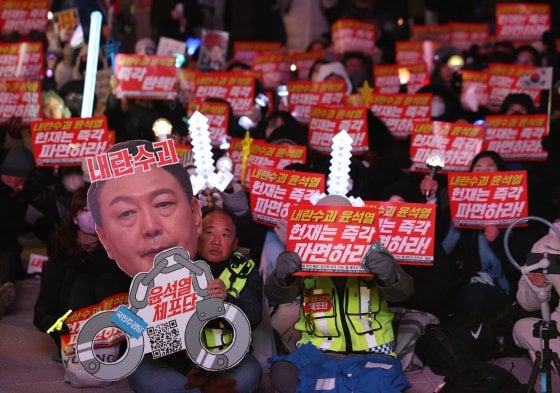 지난 18일 오후 서울 종로구 안국역 인근에서 촛불행동 주최로 열린 윤석열 대통령 탄핵 촉구 집회에서 시민들이 구호를 외치로 있다. 뉴시스