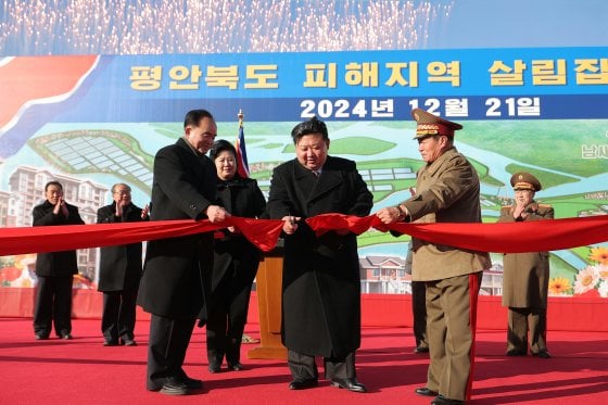 북한 노동당 기관지 노동신문은 "12월 21일 평안북도 피해지역 살림집(주택) 준공식이 성대히 진행됐다"며 이자리에 김정은 총비서가 참석했다고 보도했다. 평양 노동신문=뉴스1