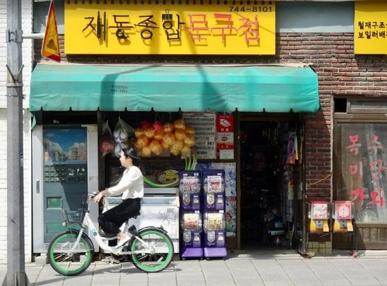 한국에서도 문방구 앞에 가챠 기계가 들어서면서 어린이들 사이에서 큰 인기를 끌었다. 오노오 가쓰히코