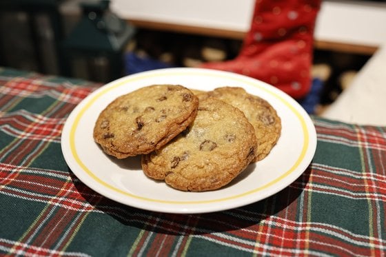 얇지만 식감은 쫀득해 남녀노소 누구나 좋아할 맛의 초콜릿칩 쿠키. 사진 염혜민