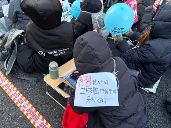 21일 촛불행동 주최로 안국역 3번 출구 앞에서 열린 대통령 퇴진 집회에서 고등학생 정모(16)양이 태블릿 PC를 활용해 과제를 하고 있다. 이아미 기자