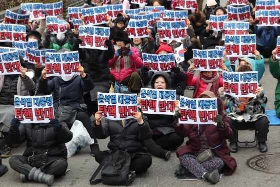 자유통일당이 지난 16일 서울 종로구 헌법재판소 인근에서 연 윤석열 대통령 탄핵 반대 촉구 집회에서 참가자들이 구호를 외치고 있다. 연합뉴스