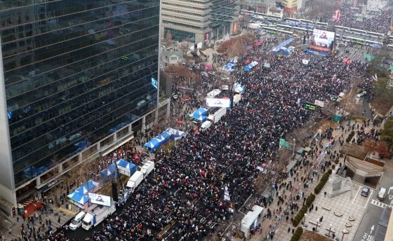 21일 서울 종로구 광화문 동화면세점 앞에서 열린 대한민국바로세우기국민운동본부 주최 '대통령 탄핵 반대 자유민주주의 수호 광화문 국민혁명대회'에서 참가자들이 구호를 외치고 있다. 뉴스1