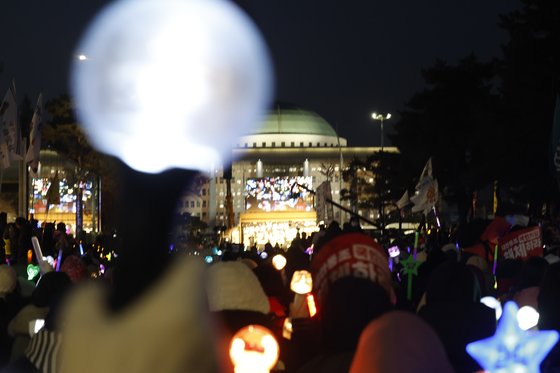 지난 13일 오후 서울 여의도 국회 앞에 모인 시민들이 윤석열 대통령의 탄핵을 촉구하고 있다. 최기웅 기자