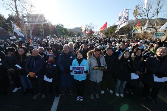 전국농민회총연맹 소속 농민들과 시민들이 지난 22일 서울 남태령 고개 인근에서 윤석열 대통령 구속 촉구 집회를 하고 있다. [뉴스1]