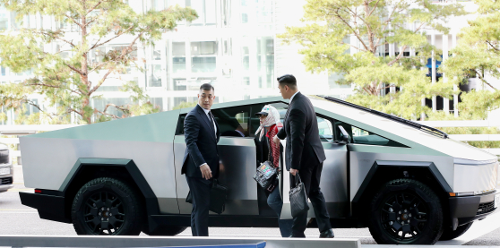 가수 지드래곤(GD)이 해외 일정을 위해 지난달 4일 인천국제공항 2터미널에 도착해 테슬라의 전기 픽업트럭 '사이버트럭(Cybertruck)'에서 하차하고 있다. 뉴스1