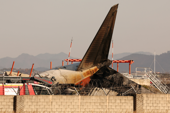 29일 오전 전남 무안국제공항 활주로에 여객기가 추락해 사고 수습이 이뤄지고 있다.   이날 오전 9시 7분쯤 승객과 승무원 181명을 태운 태국발 제주항공 7C2216편 항공기가 무안공항 착륙을 시도하던 중 활주로 외벽에 부딪혀 폭발했다. 뉴스1