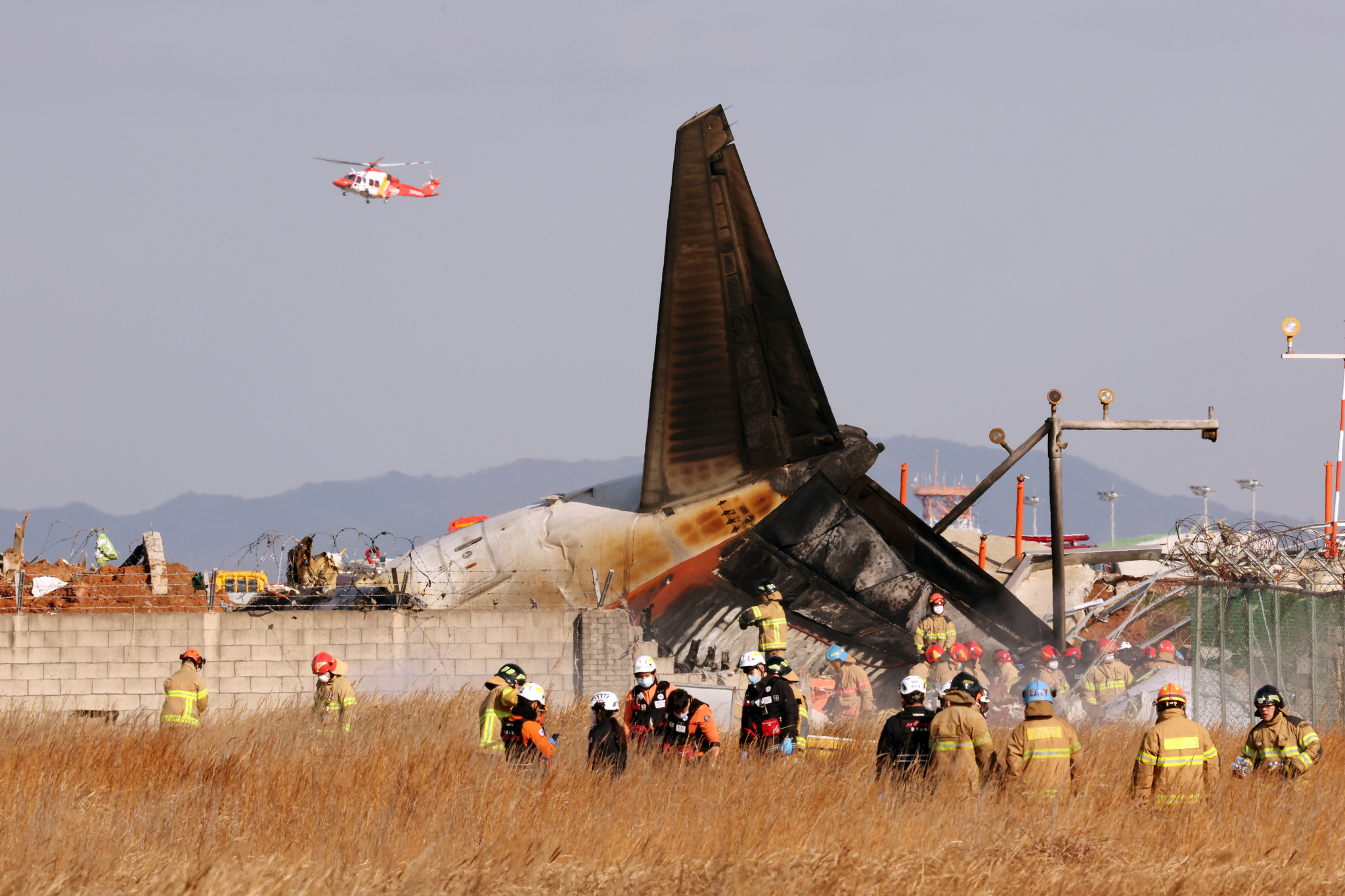 29일 오전 전남 무안국제공항 활주로에 여객기가 추락해 사고 수습이 이뤄지고 있다. 뉴스1