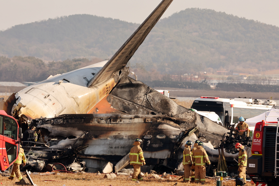 29일 오전 전남 무안국제공항 활주로에 여객기가 추락해 사고 수습이 이뤄지고 있다.   이날 오전 9시 3분쯤 승객과 승무원 181명을 태운 태국발 제주항공 7C2216편 항공기가 무안공항 착륙을 시도하던 중 활주로 외벽에 부딪혀 폭발했다. 뉴스1