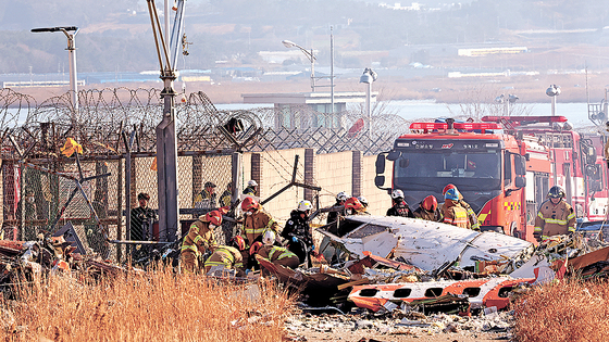  29일 오전 전남 무안국제공항 활주로에 여객기가 추락해 사고 수습이 이뤄지고 있다. 이날 오전 9시 7분쯤 승객과 승무원 181명을 태운 태국발 제주항공 7C2216편 항공기가 무안공항 착륙을 시도하던 중 활주로 외벽에 부딪혀 폭발했다. 뉴스1