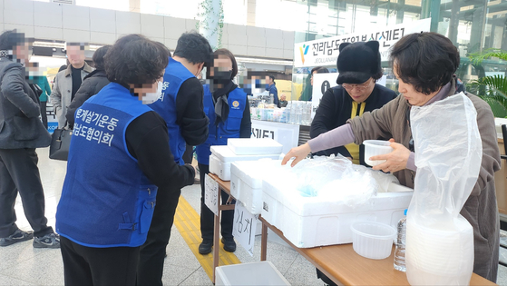 정주아(65)씨가 무안 공항 2층에서 유가족들에게 음식을 나눠주기 위해 준비하는 모습. 김서원 기자