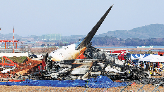 29일 오전 전남 무안국제공항에서 태국 방콕발 제주항공 여객기가 착륙 도중 공항 울타리 외벽과 충돌하며 폭발했다. 사고 여객기에는 승객과 승무원 등 181명이 탑승했지만 2명만 구조됐다. 구급대원들이 현장 수습 작업을 하고 있다. 김경록 기자