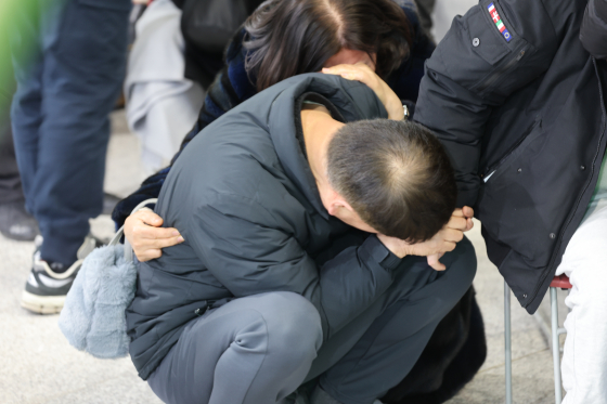 29일 전남 무안국제공항에서 제주항공 여객기 사고 탑승객 가족들이 오열하고 있다. 뉴스1